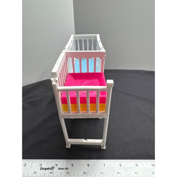 Barbie 2018 Miniature Dollhouse Crib & Changing Table Set White Frame With Pink - Picture 3 of 8